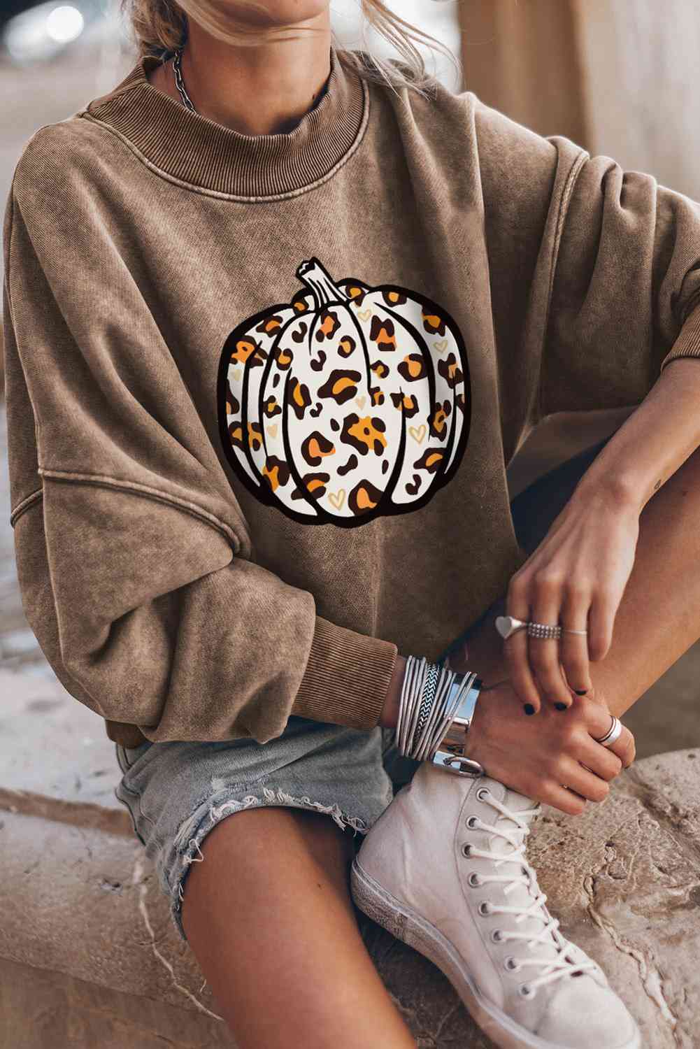 Sudadera con estampado de calabaza y hombros caídos con cuello redondo