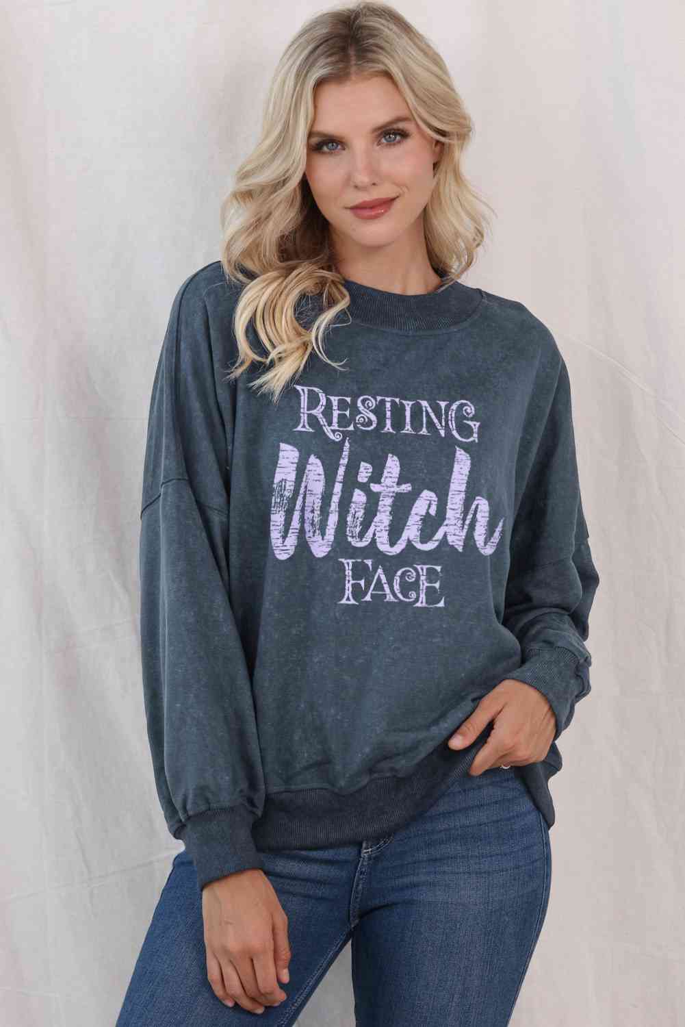 ラウンドネック RESTING WITCH FACE グラフィック スウェットシャツ