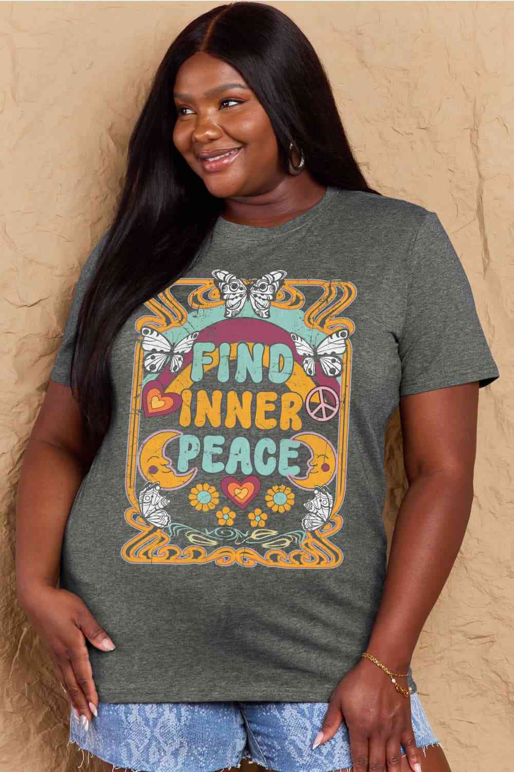 Camiseta de algodón con gráfico FIND INNER PEACE de talla grande de Simply Love