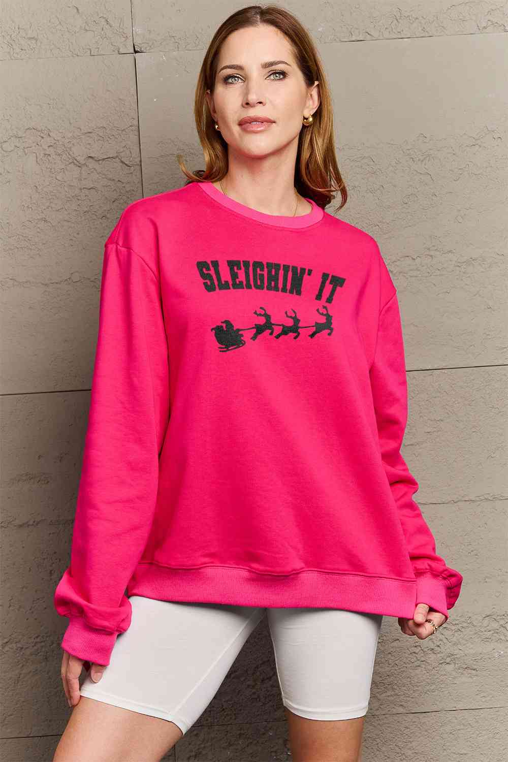 Sudadera con gráfico SLEIGHIN' IT de tamaño completo de Simply Love