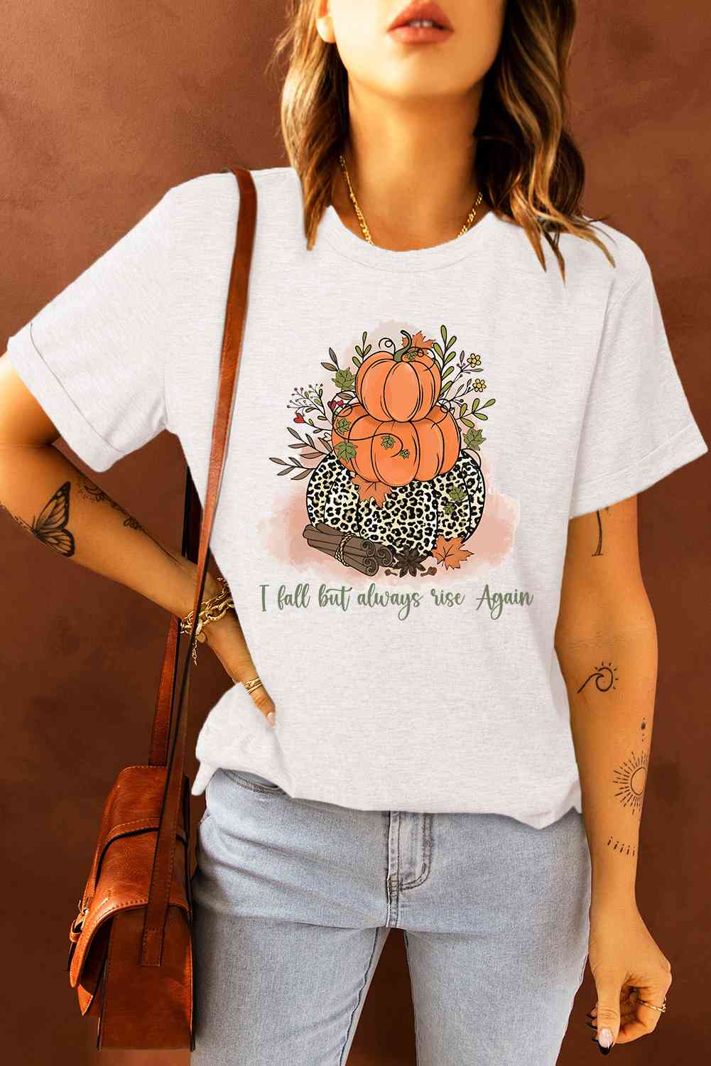 Camiseta con estampado de calabaza y cuello redondo de manga corta