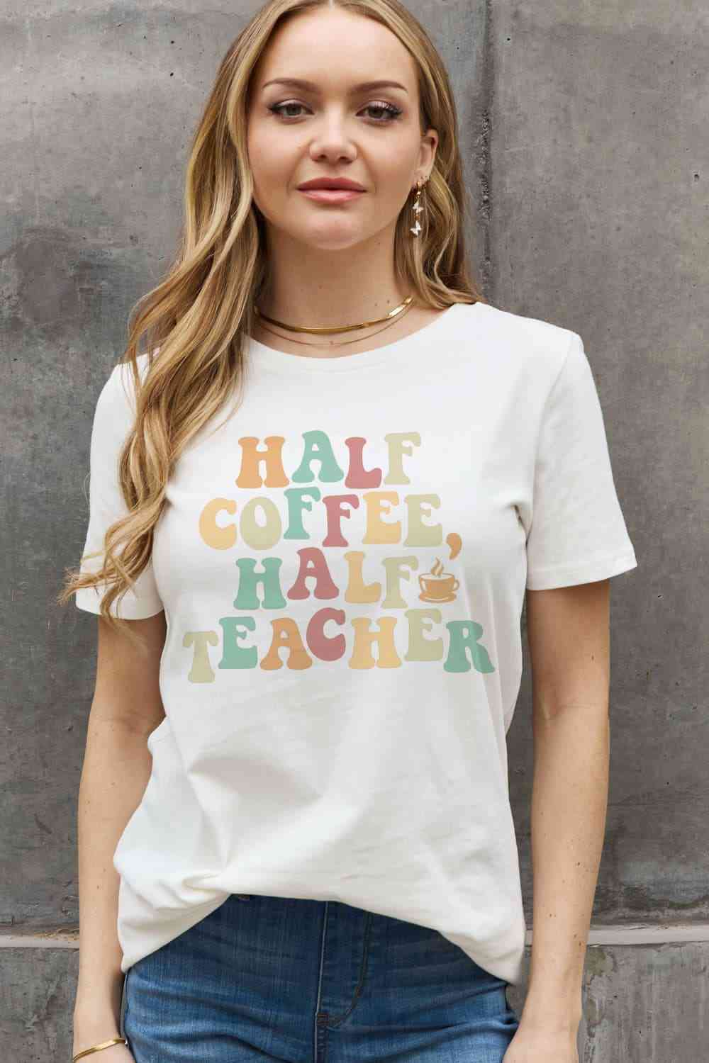 Simply Love フルサイズ HALF COFFEE HALF TEACHER グラフィック コットン T シャツ