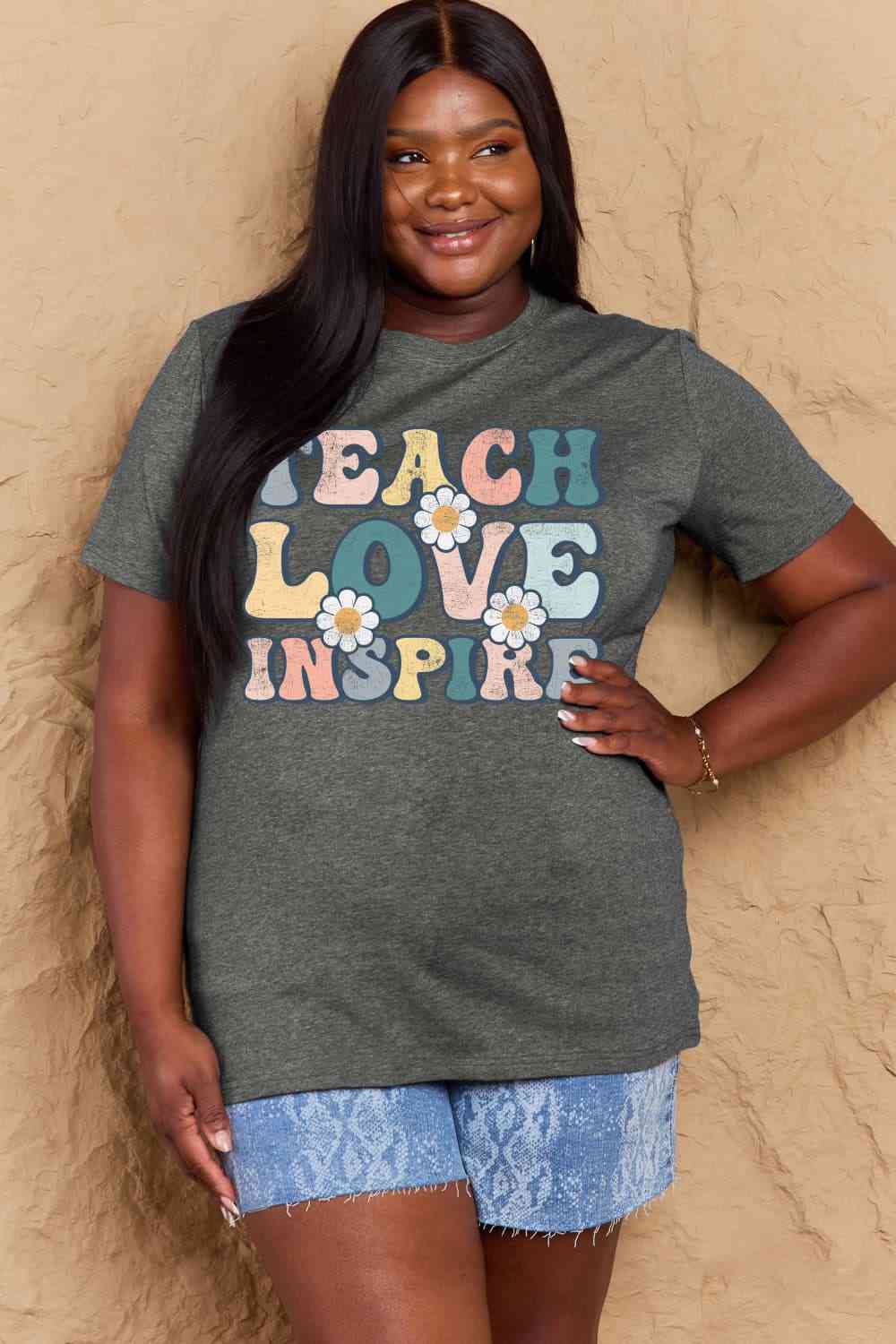 Camiseta de algodón con gráfico TEACH LOVE INSPIRE de talla grande de Simply Love