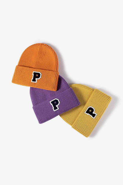 Gorro de punto con puños y parche de letras