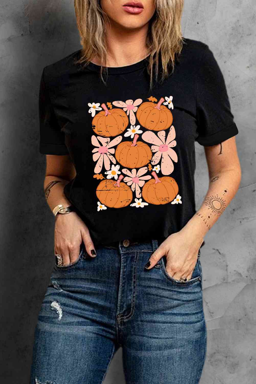 Camiseta con estampado de calabaza y manga corta con cuello redondo