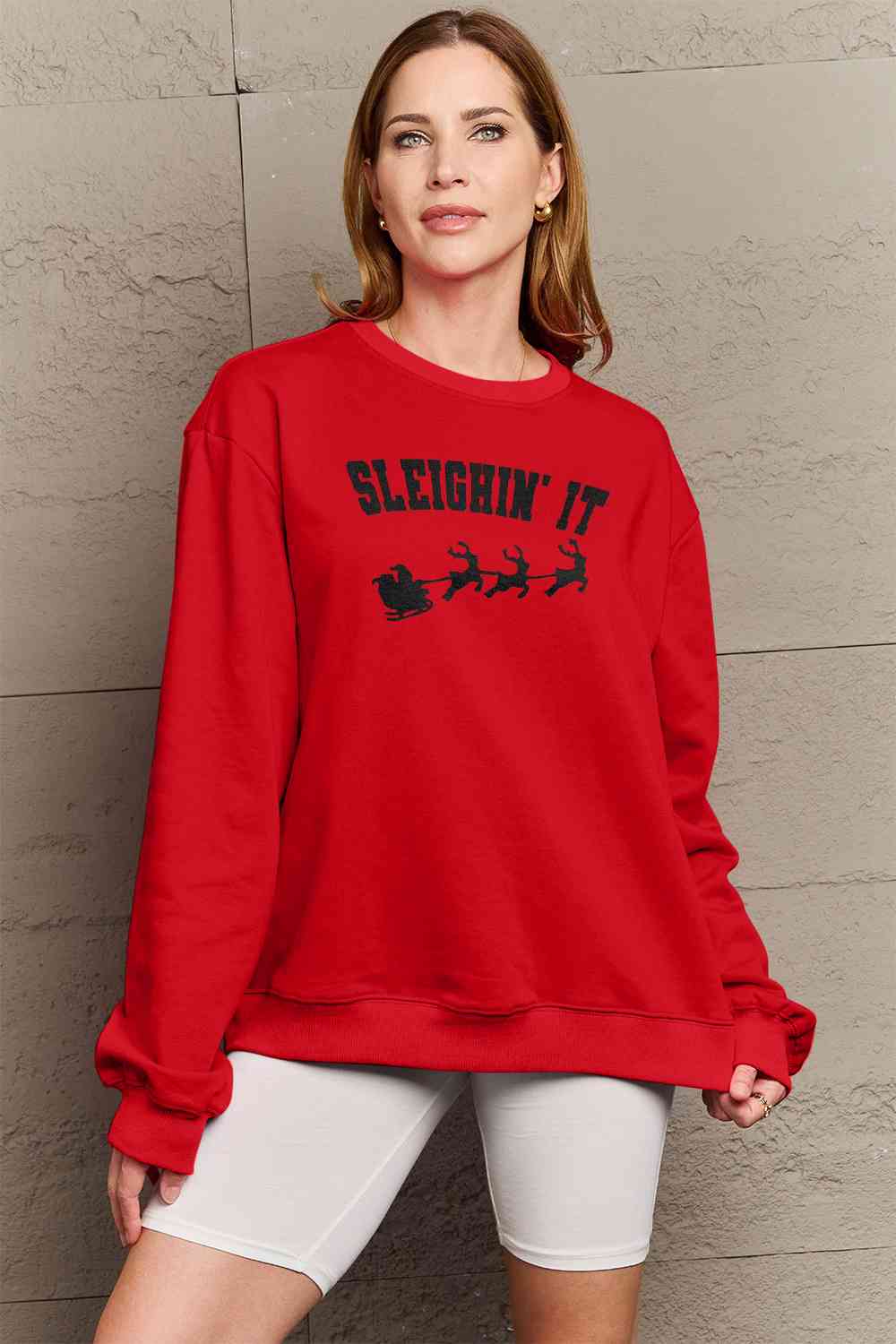 Sudadera con gráfico SLEIGHIN' IT de tamaño completo de Simply Love