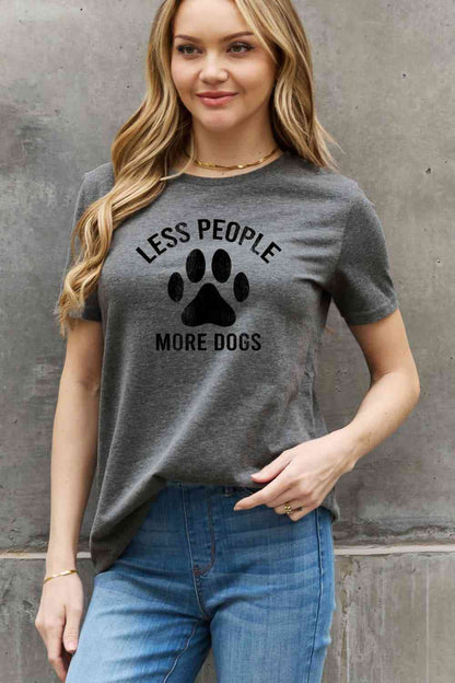 Camiseta de algodón con gráfico de tamaño completo MENOS PERSONAS MÁS PERROS de Simply Love